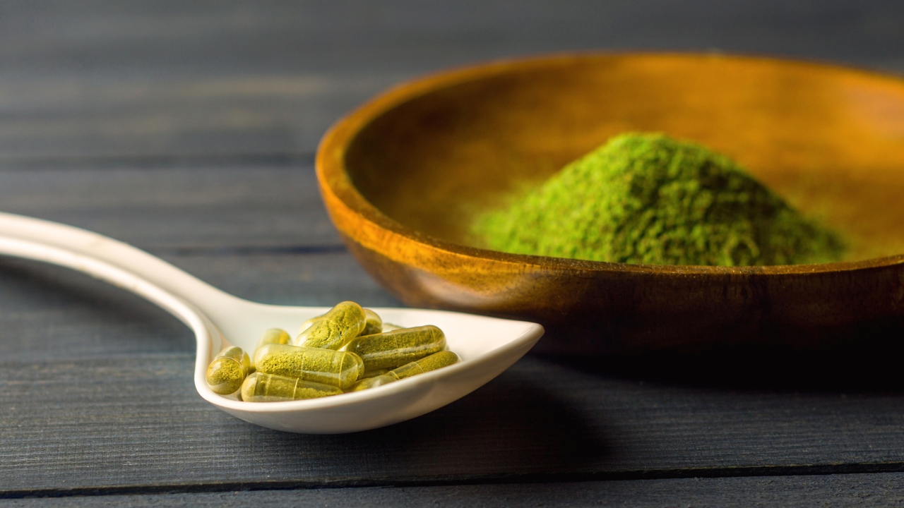 Kratom: lo que debes saber sobre sus riesgos, usos y adicción